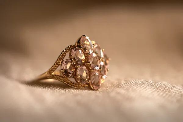 Anillo flor con piedras rosadas en oro amarillo
