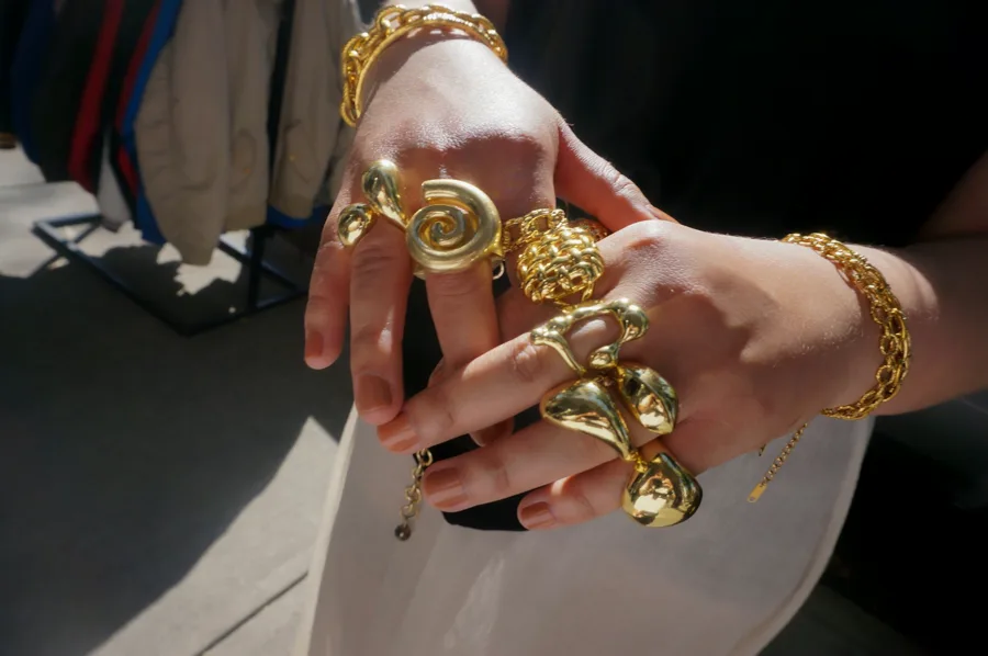 Manos con anillos y pulseras gruesas de oro