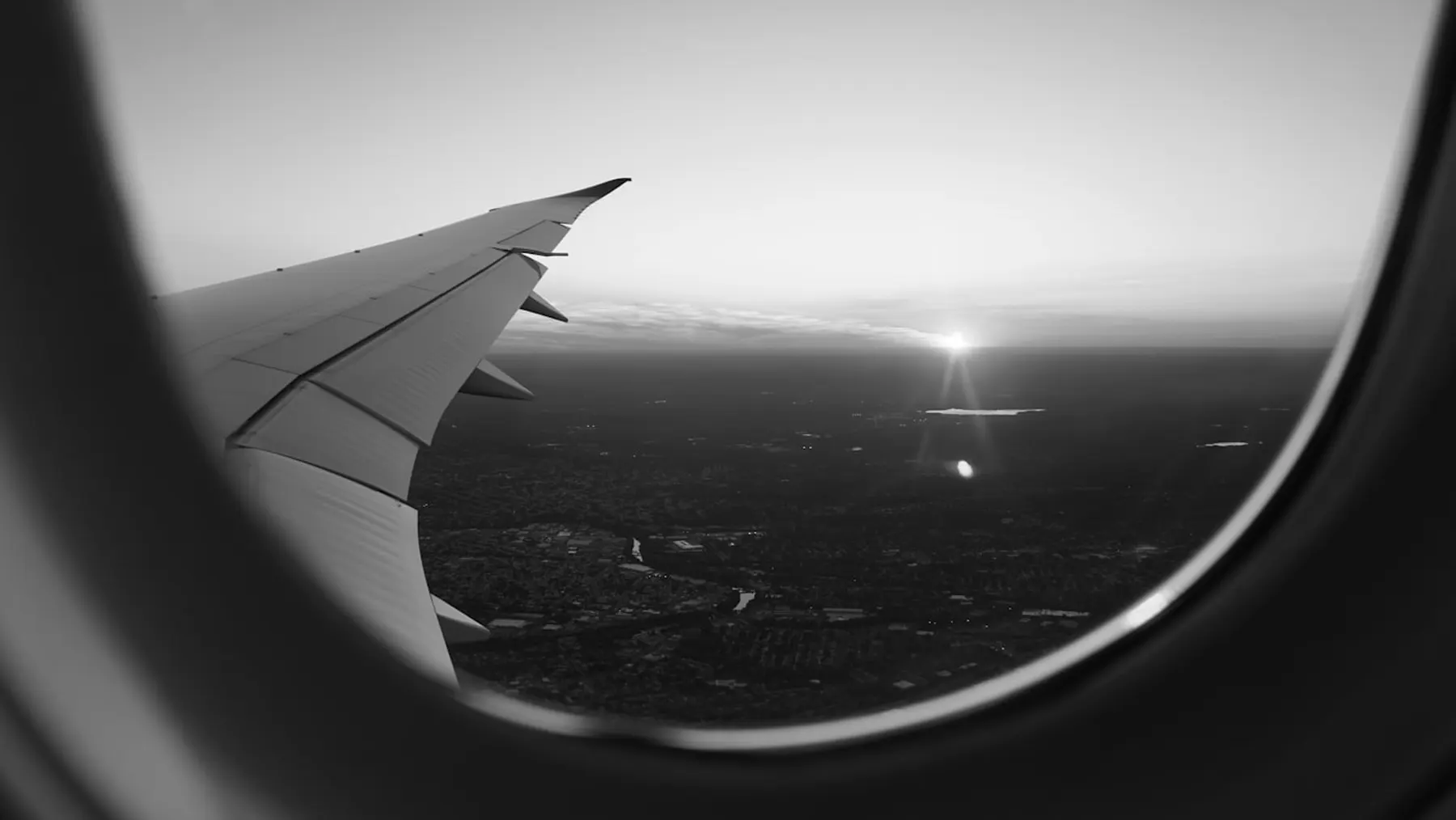 Vista desde la ventanilla de un avión al amanecer